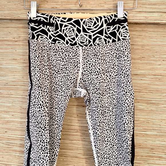 lululemon Geometric Rose Cropped Legging - Picture 4 of 6